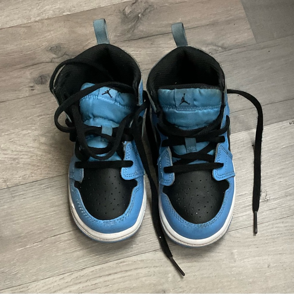 Jordan 1s Kids ‘Mid Univ.’ 10c Sneakers